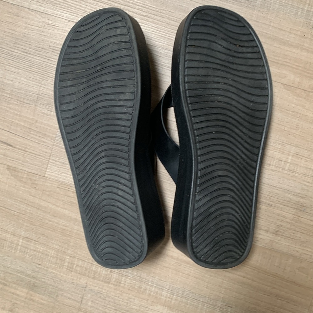 Cushy Cushionaire flip flop sandals, black - Picture 5 of 5